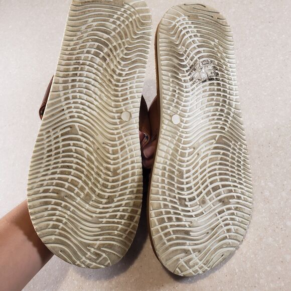 High Tide Men’s Brown Leather Flip Flops Size 8 Shark Print Thong Sandals - Picture 6 of 6